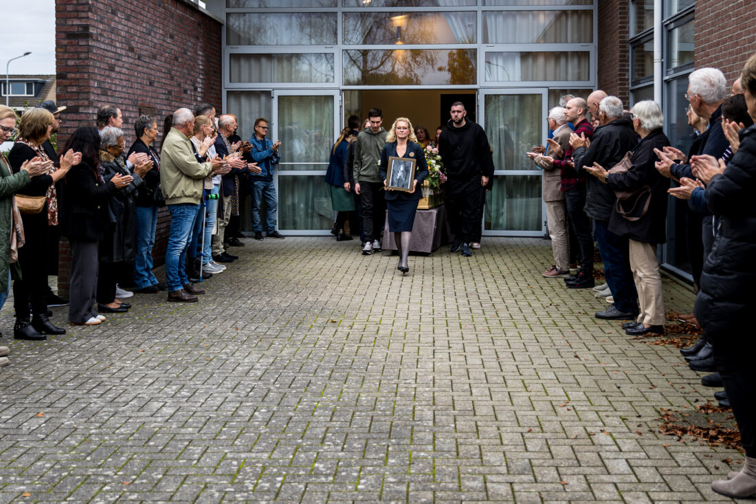 Een bloemenband als omhelzing