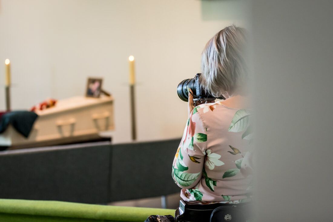 Uitvaartfotograaf legt respectvol de opbaring met kaarsen vast